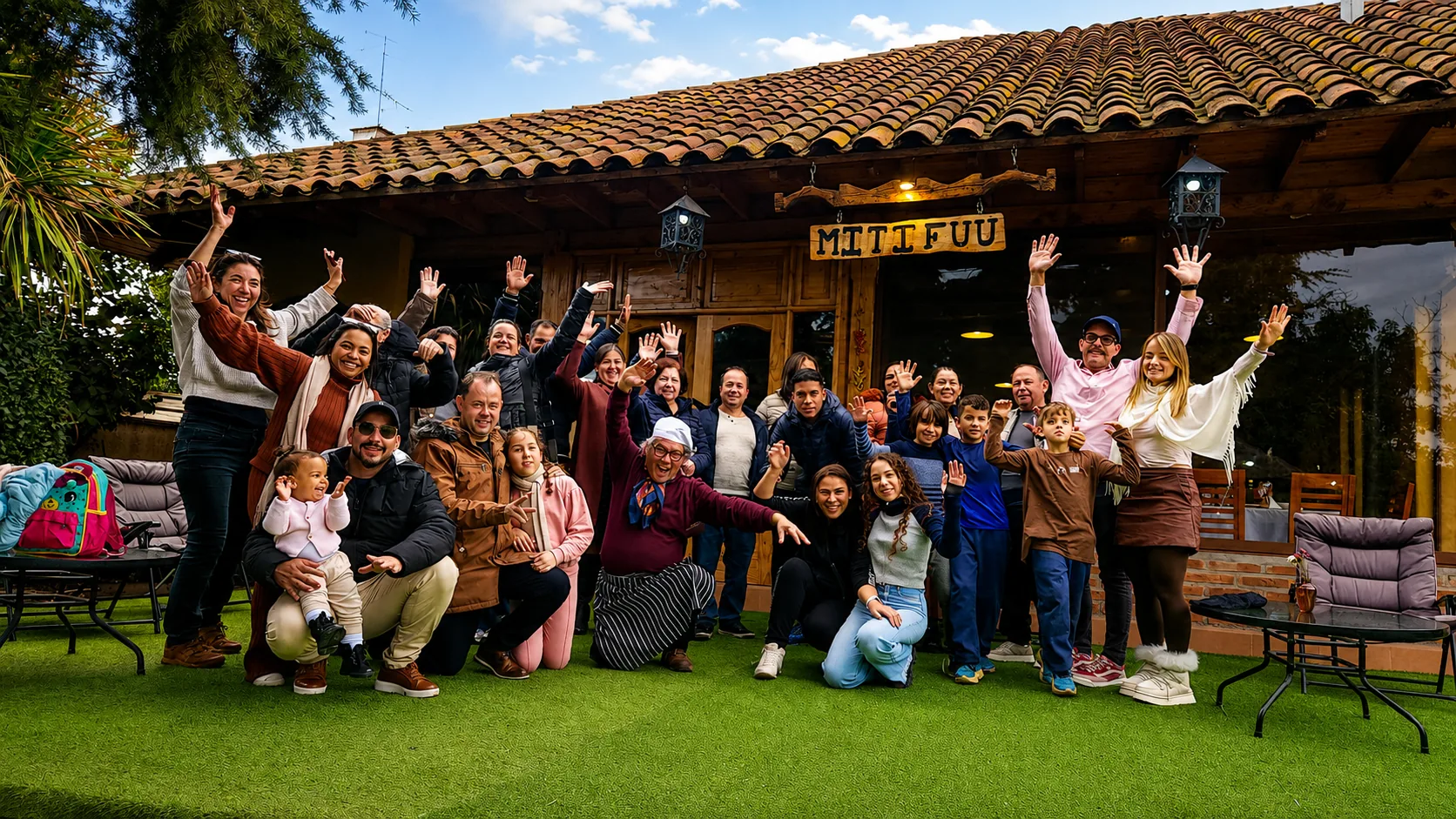 Grupo celebrando en el jardín de Mitifuu